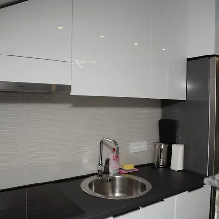 Lilien Airport Apartment Ledine