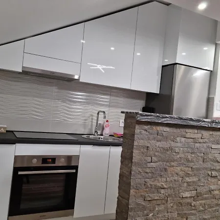 Lilien Airport Apartment Ledine